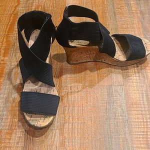 Elastic wedge sandals.